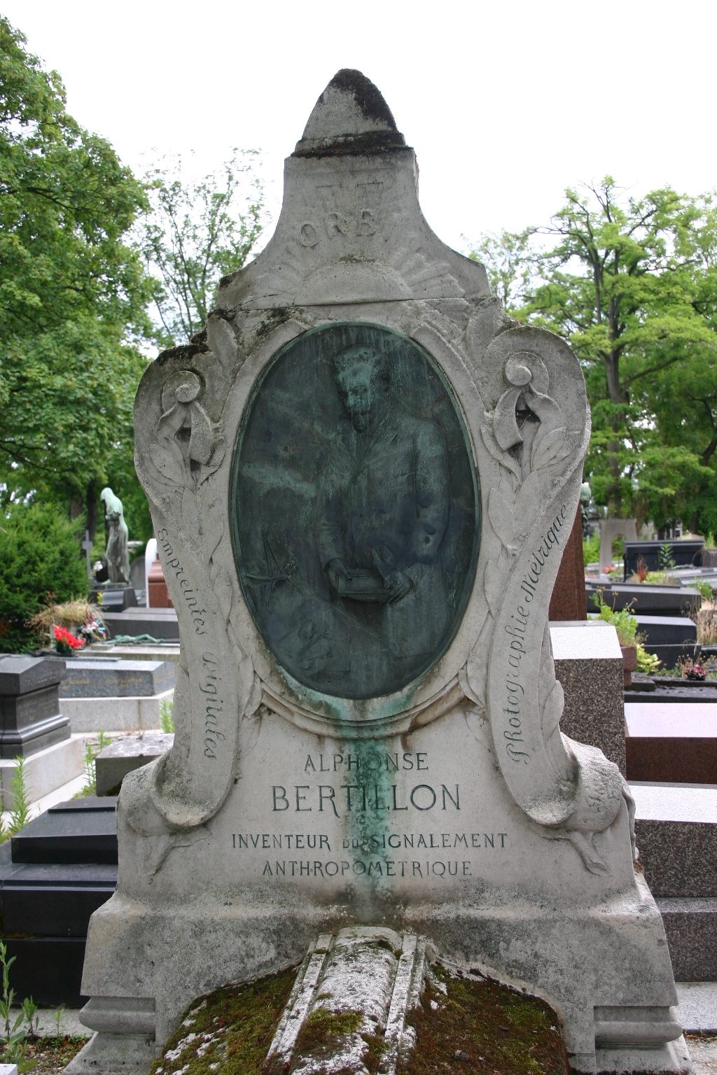 Alphonse Bertillon's tomb, Pere Lachaise Cemetery, Paris - 02.JPG